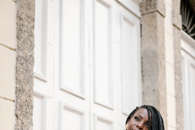 Cores quentes e estampas geométricas embalam a reta final do verão