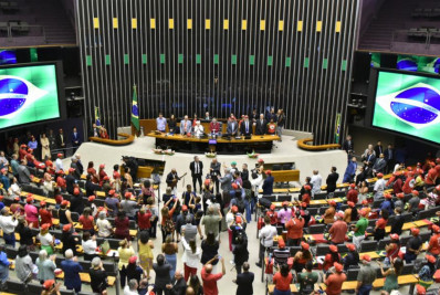 Sessão da Câmara em homenagem ao MST é tumultuada por Salles e outros deputados da oposição