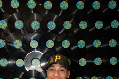 Neto de Mussum assina contrato com gravadora e fala sobre o eterno Trapalhão: 'Grande referência'