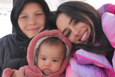 Bruna Biancardi posa com Mavie e Davi Lucca ao se despedir de Barcelona 