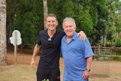 Vídeo: filho de Zico anota golaço de falta no estilo do pai