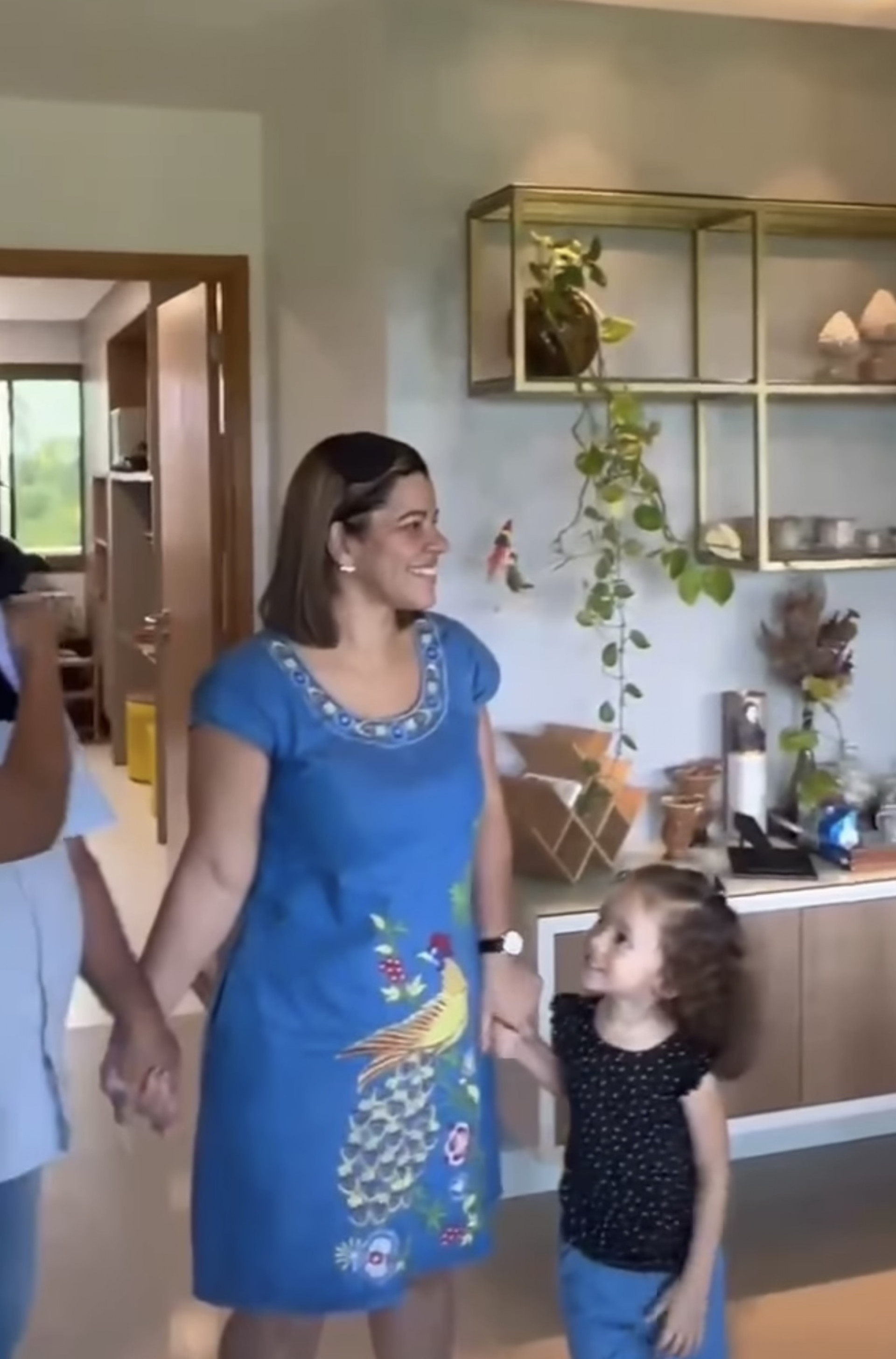 Ary Mirelle presenteia a mãe com um apartamento em Recife - Reprodução