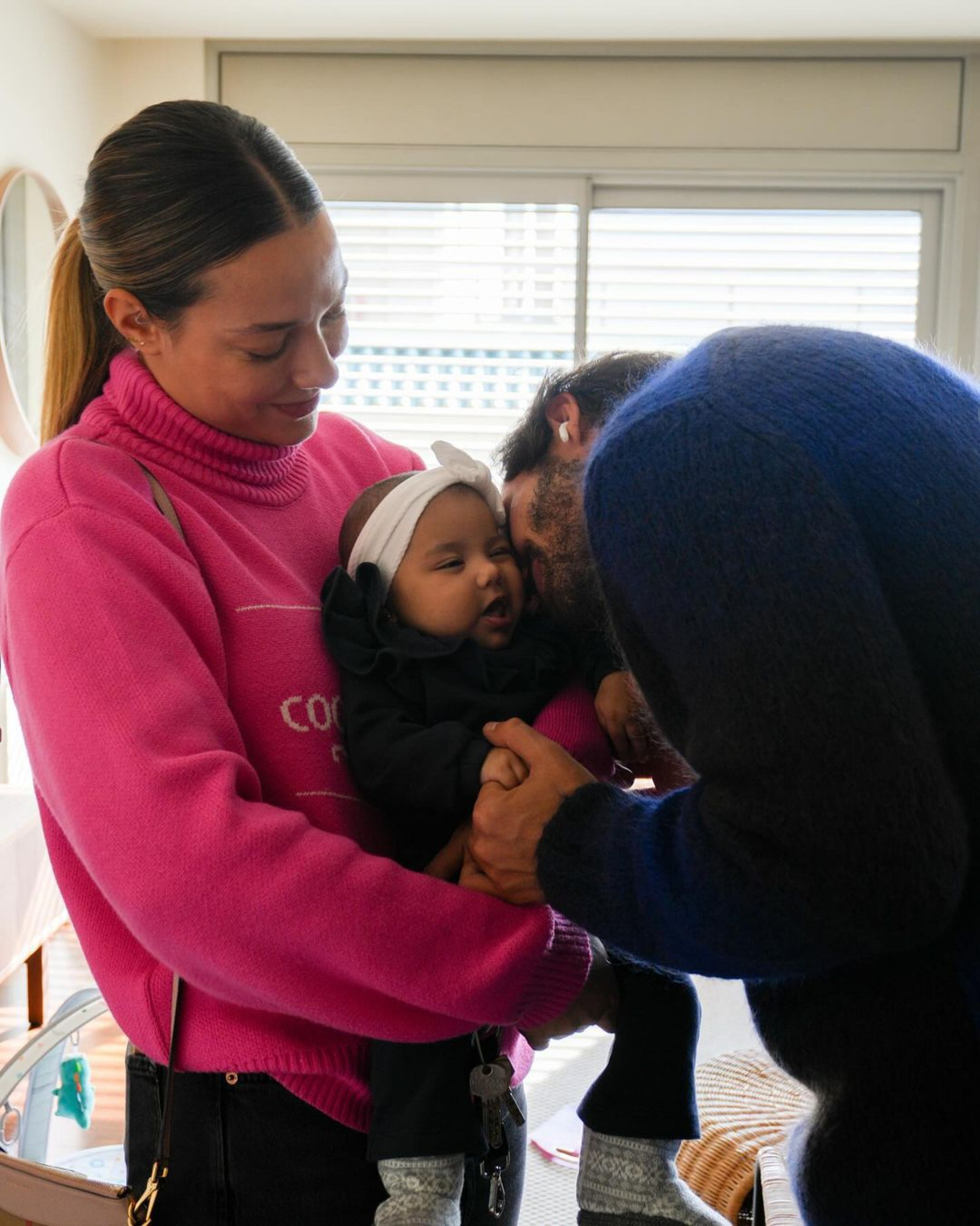 Carol Dantas e Vinicius Martinez dando beijos em Mavie durante viagem - Reprodução / Instagram