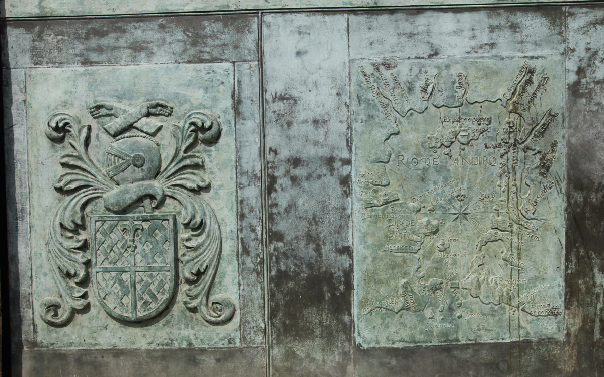 Primeiro mapa do Rio e bras&atilde;o no monumento a Est&aacute;cio de S&aacute; - Reginaldo Pimenta / Agencia O Dia