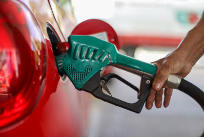 Comprometimento da renda com gasolina tem leve recuo no 4º tri de 2023, diz levantamento