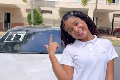 Influenciadora de 12 anos divide opiniões ao comprar carro de R$ 500 mil