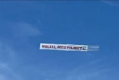 Fluminense é provocado com faixa em avião antes de final contra a LDU: 'Voltei, meu filho'