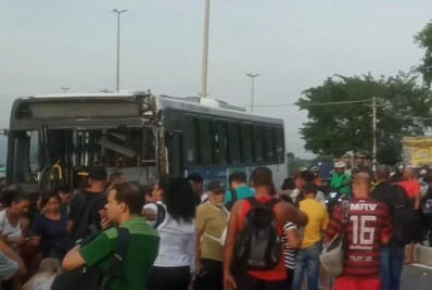Acidente entre dois ônibus deixa sete pessoas feridas na Avenida Brasil