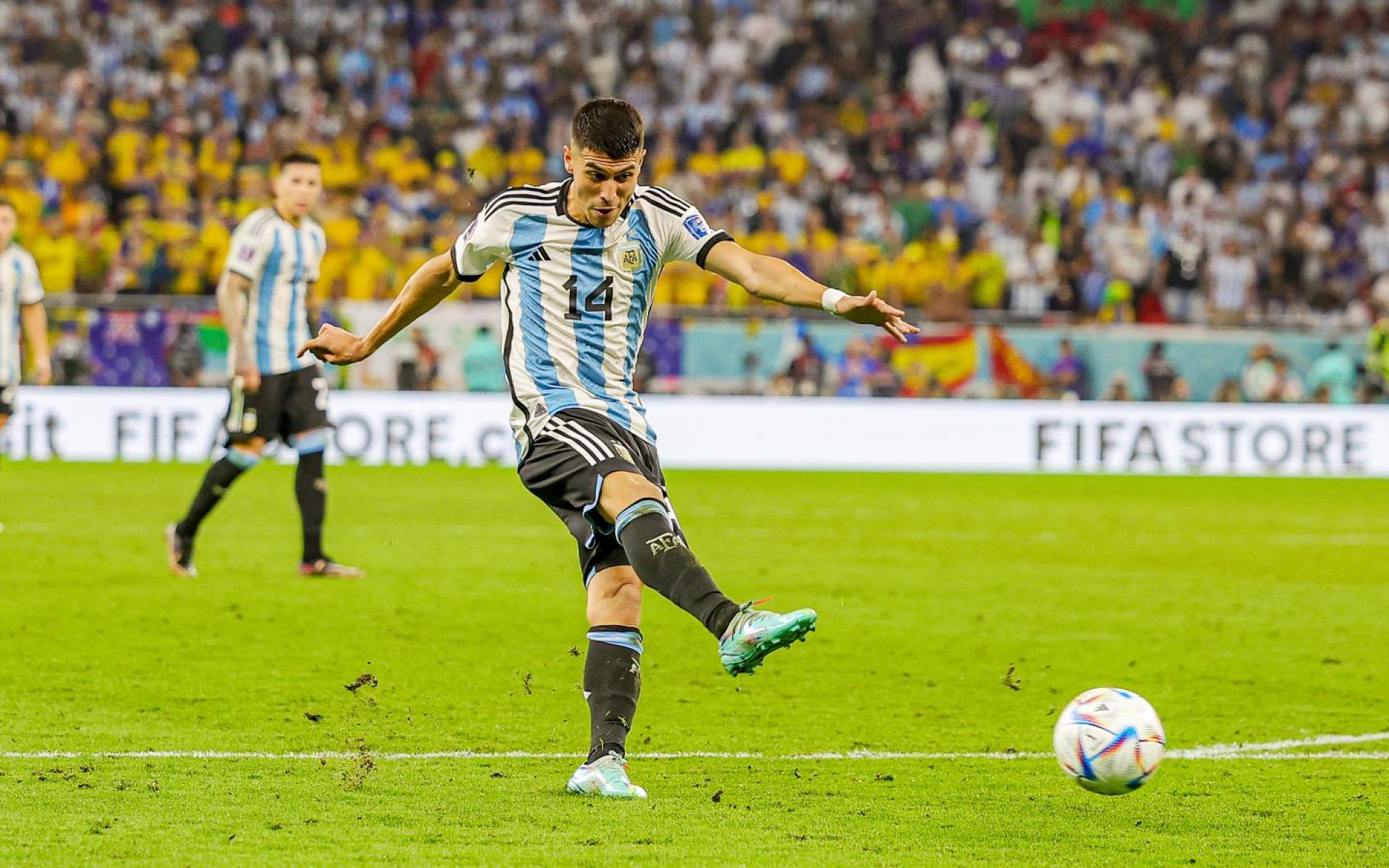 Exequiel Palacios em ação pela Copa do Mundo do Catar, em 2022 - AFP