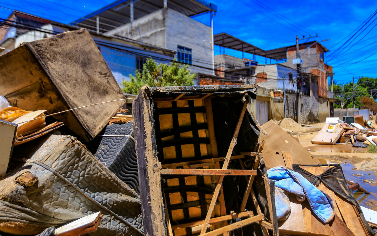 As chuvas de janeiro deixaram um rastro de destruição. O saque do FGTS pode amenizar a situação
