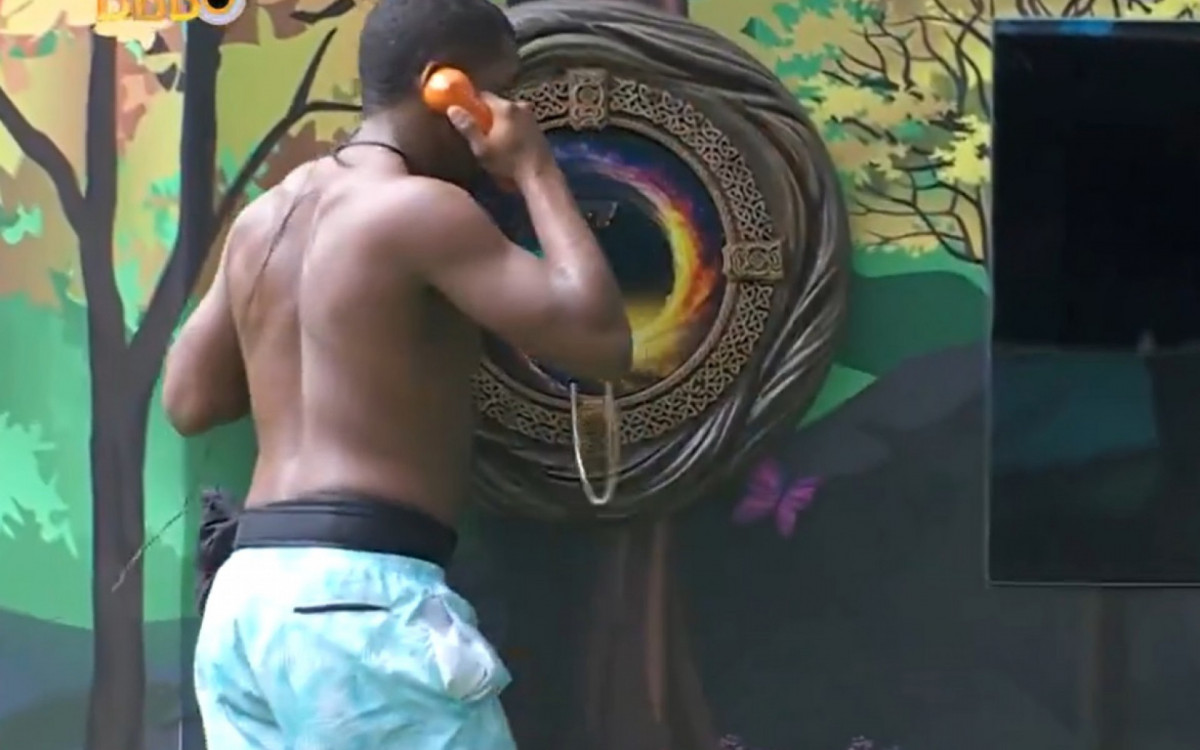 Davi atende o Big Fone - Reprodução de vídeo / TV Globo