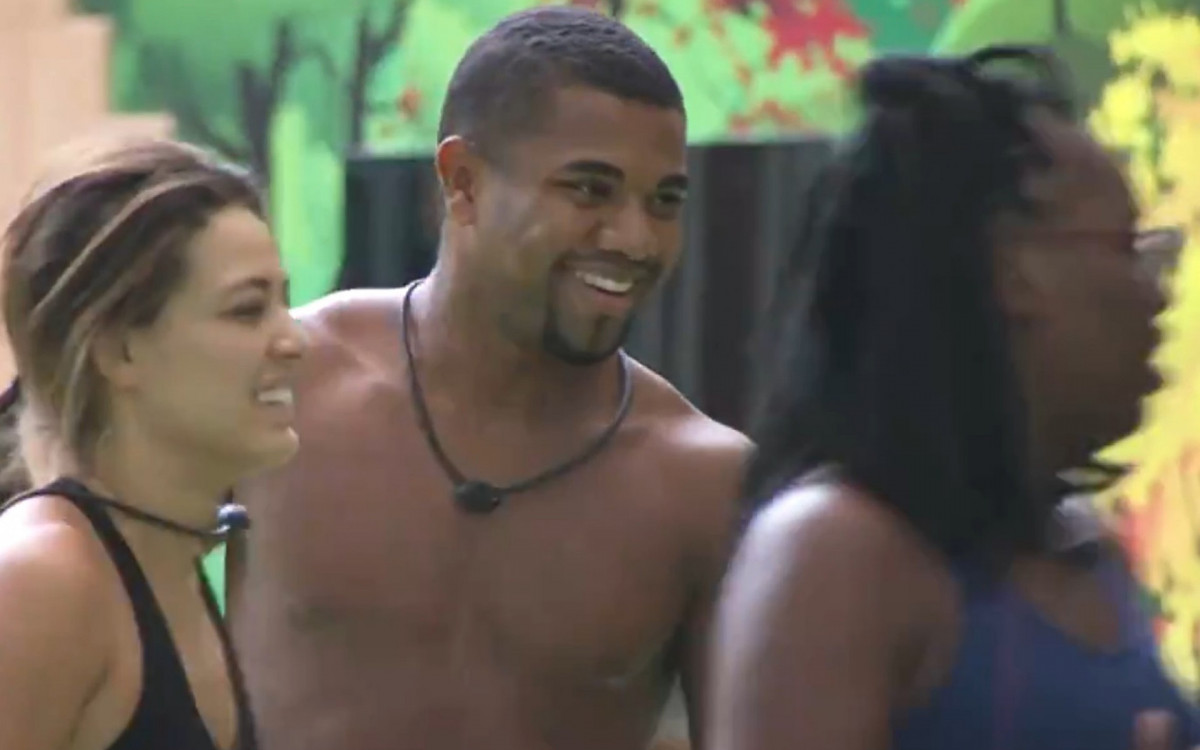 Davi atende o Big Fone - Reprodução de vídeo / TV Globo