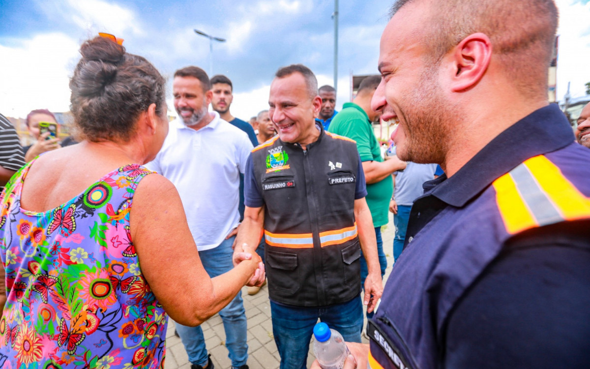 No Bairro das Graças, prefeito Waguinho cumprimentou moradores e percorreu ruas