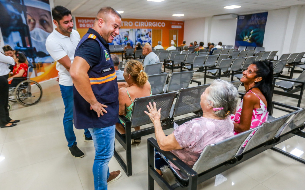 Matheus Carneiro ouviu com atenção os usuários do Hospital do Olho