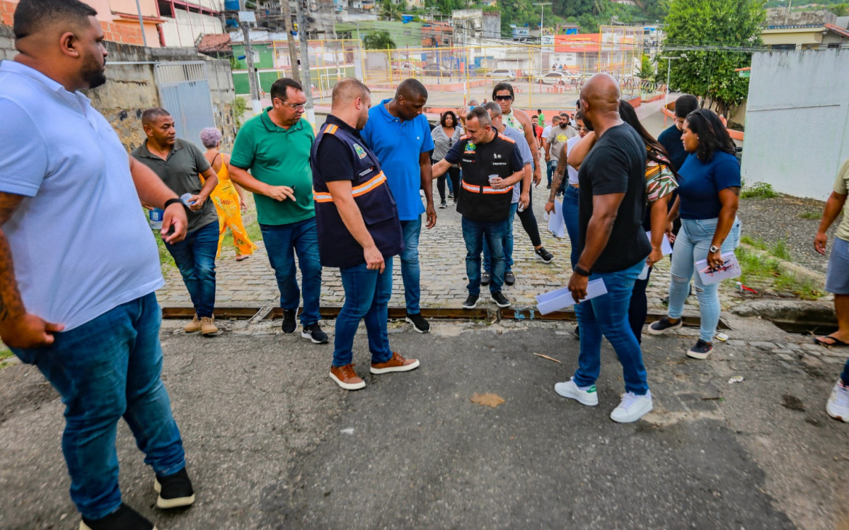 O prefeito Waguinho, junto com secretários, andaram pelas ruas analisando as necessidades do Bairro das Graças