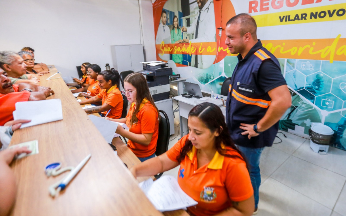 O secretário Matheus Carneiro conversou com funcionários sobre os atendimentos do Complexo Regulador e Hospital do Olho