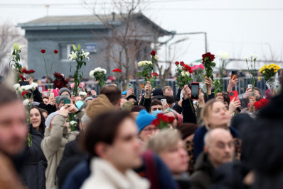 'Não te esqueceremos', cantam os presentes no funeral do opositor russo Navalny