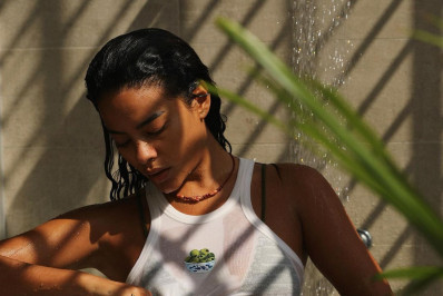 Bella Campos se refresca com ducha de pós-treino e web alfineta: 'Deu mole, Cabelinho'