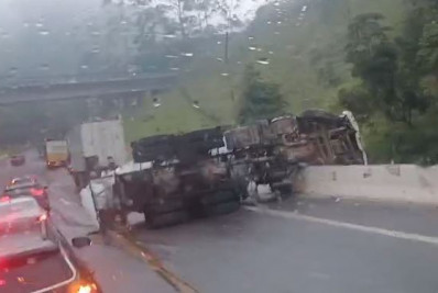 Caminhão tomba na BR-040 e fica pendurado em viaduto