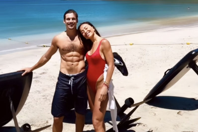 Sabrina Sato posta clique agarradinha com Nicolas Prattes