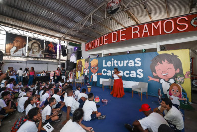 Alunos da rede municipal lotam quadra do Cacique de Ramos para feira literária