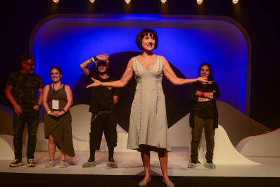 Famosos marcam presença na estreia do musical sobre Nara Leão