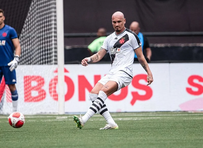 Vasco recebe contato do Vit&oacute;ria por Maicon, mas jogador deve ficar