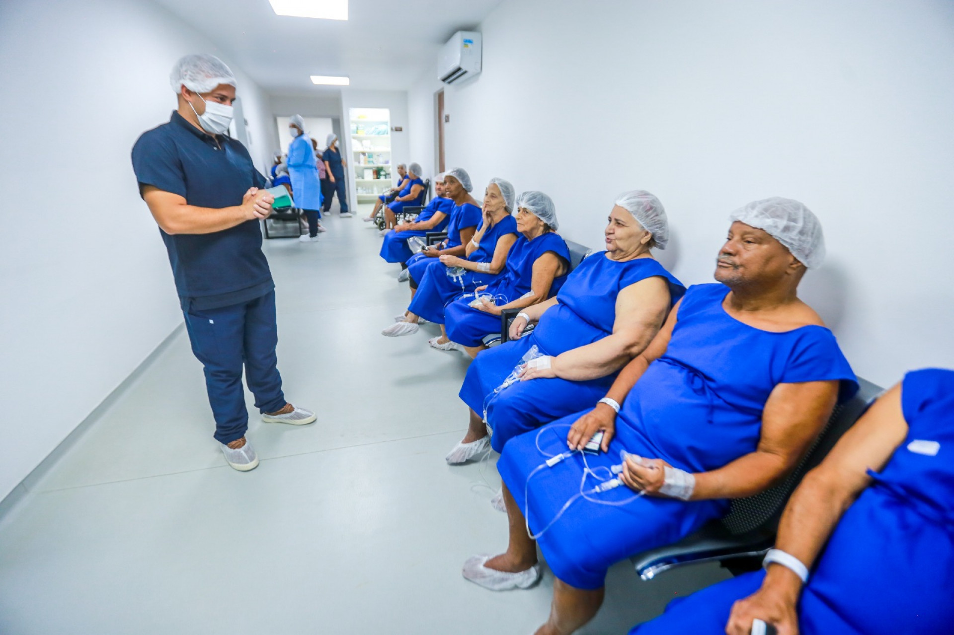 O secretário Matheus Carneiro percorreu as dependências do Hospital do Olho verificando os serviços - Rafael Barreto/PMBR