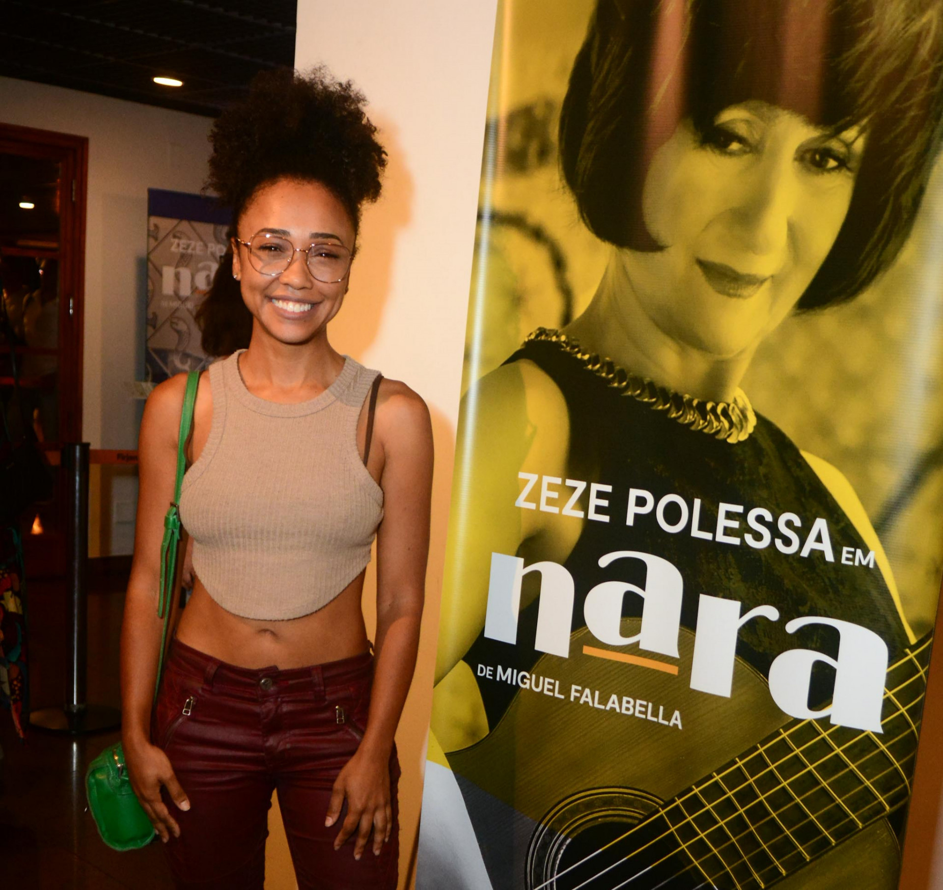 Kênia Bárbara chega à estreia do musical 'Nara', com Zezé Polessa - Fotos: Webert Belicio/ Agnews