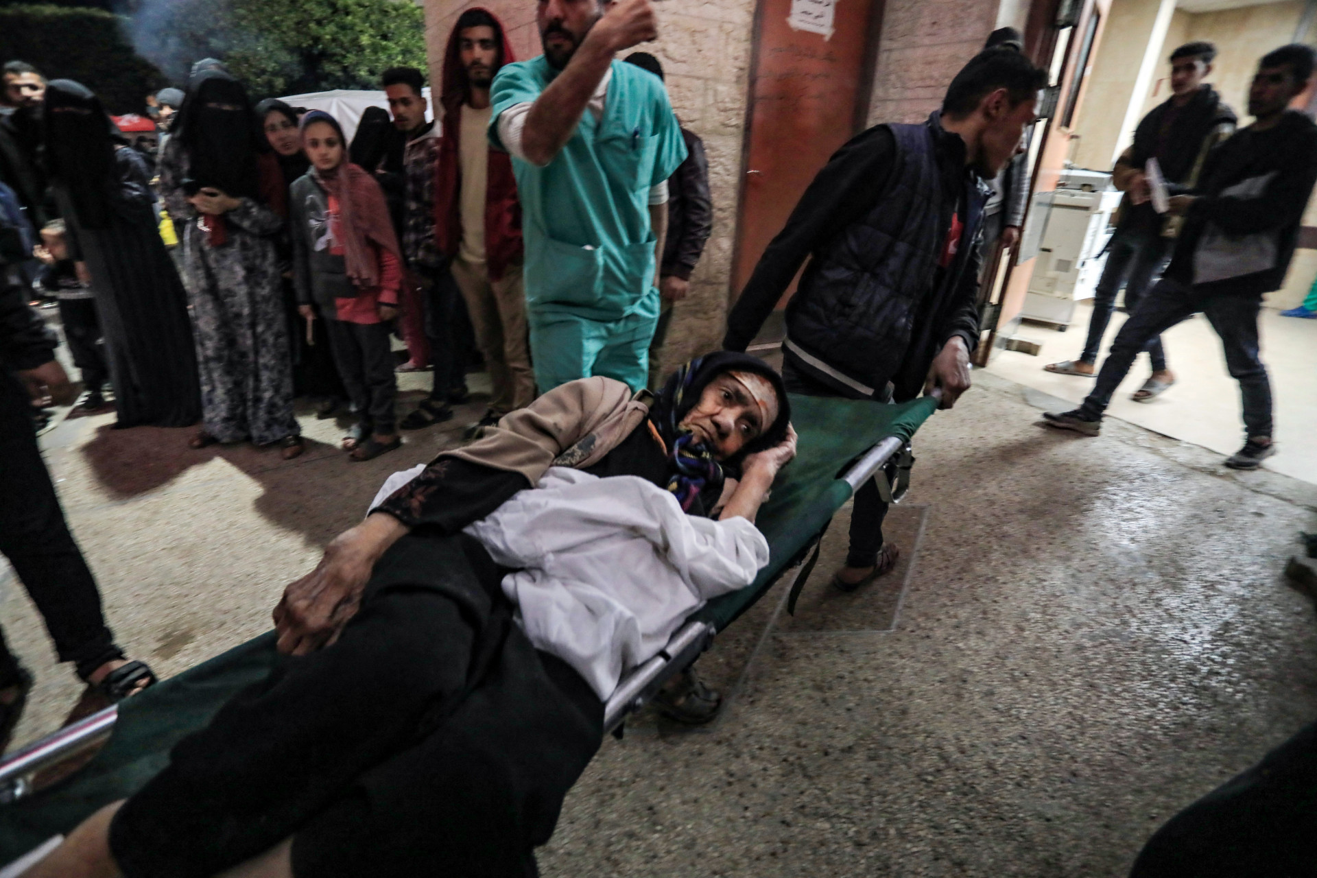 Palestinos recebem atendimento após soldados israelenses atirarem contra combio de ajuda humitária - AFP