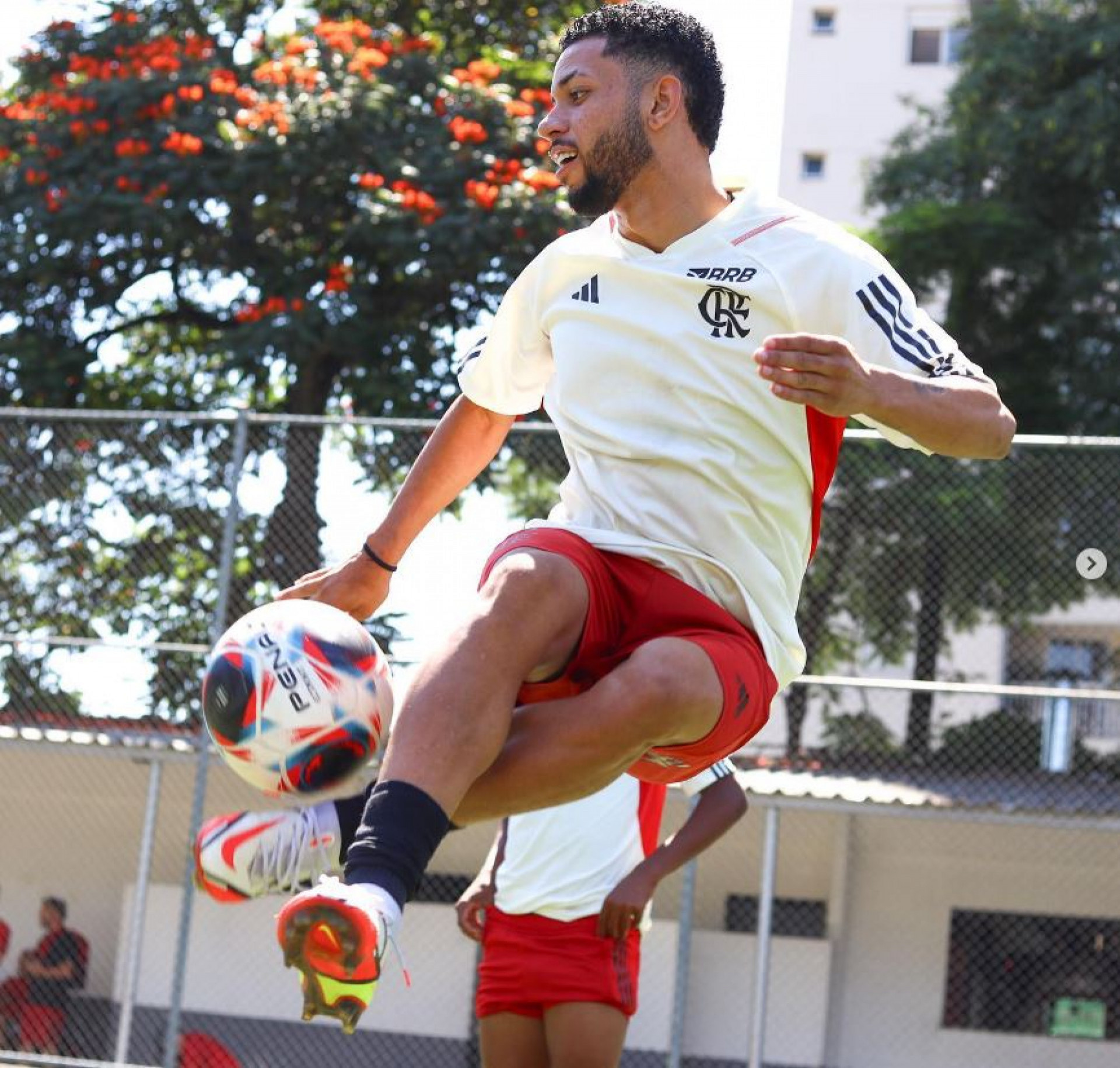 Com as convocações de Ayrton Lucas e Matias Viña o lateral José Welinton deve assumir a vaga durante a Copa América - Reprodução Instagram