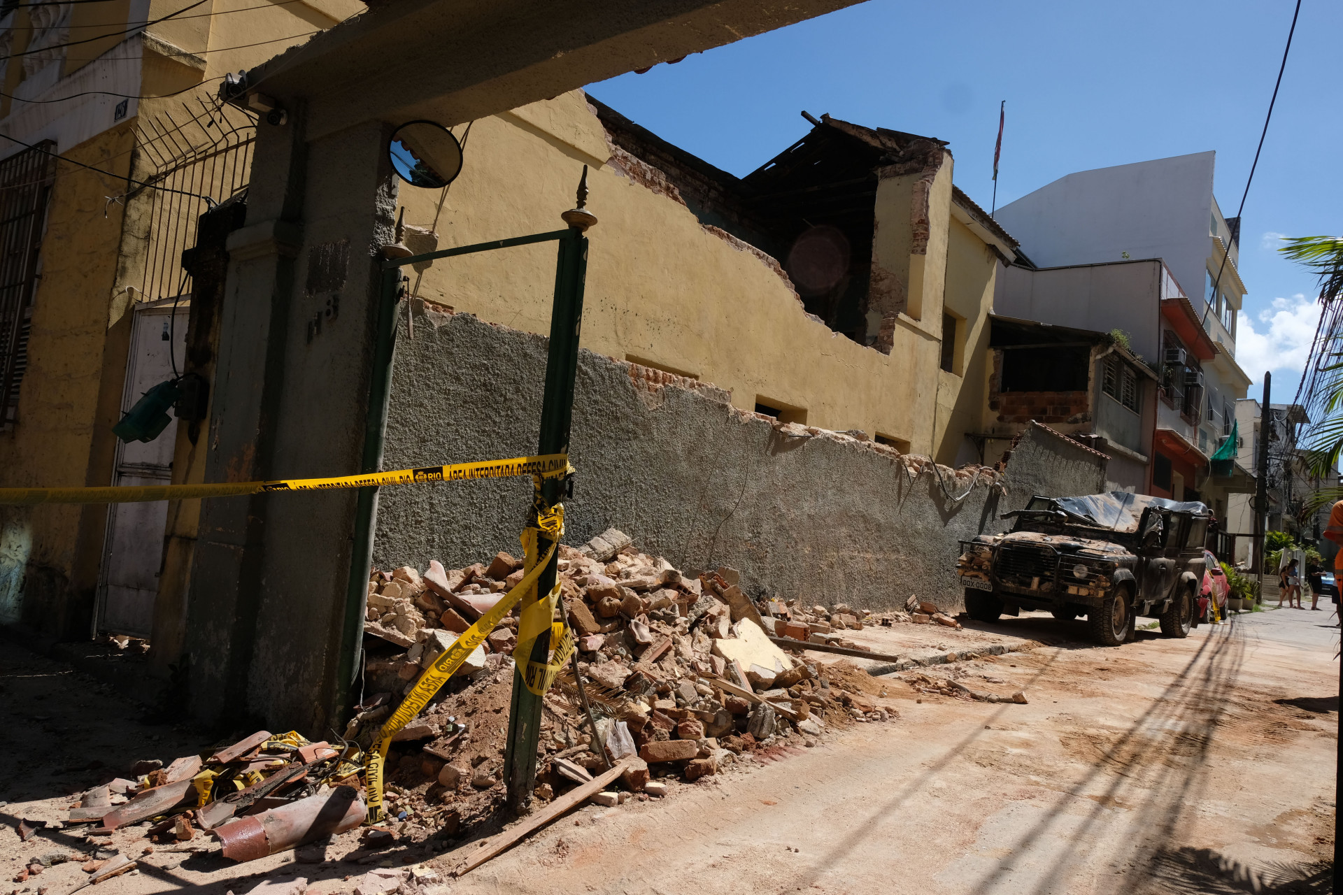 Casa desaba em cima de carro, mata uma mulher e fere um homem, na Pra&ccedil;a da Bandeira, Zona Norte do Rio - Pedro Ivo/Ag&ecirc;ncia O Dia