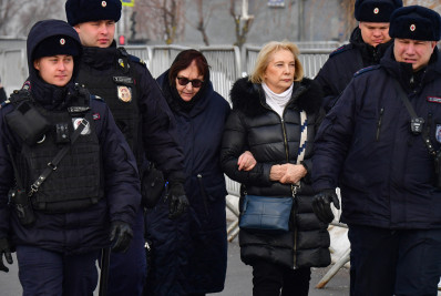 Mãe de Navalny visita seu túmulo após funeral