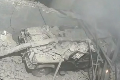 Mulher morre e homem fica ferido após casa desabar sobre carro na Zona Norte