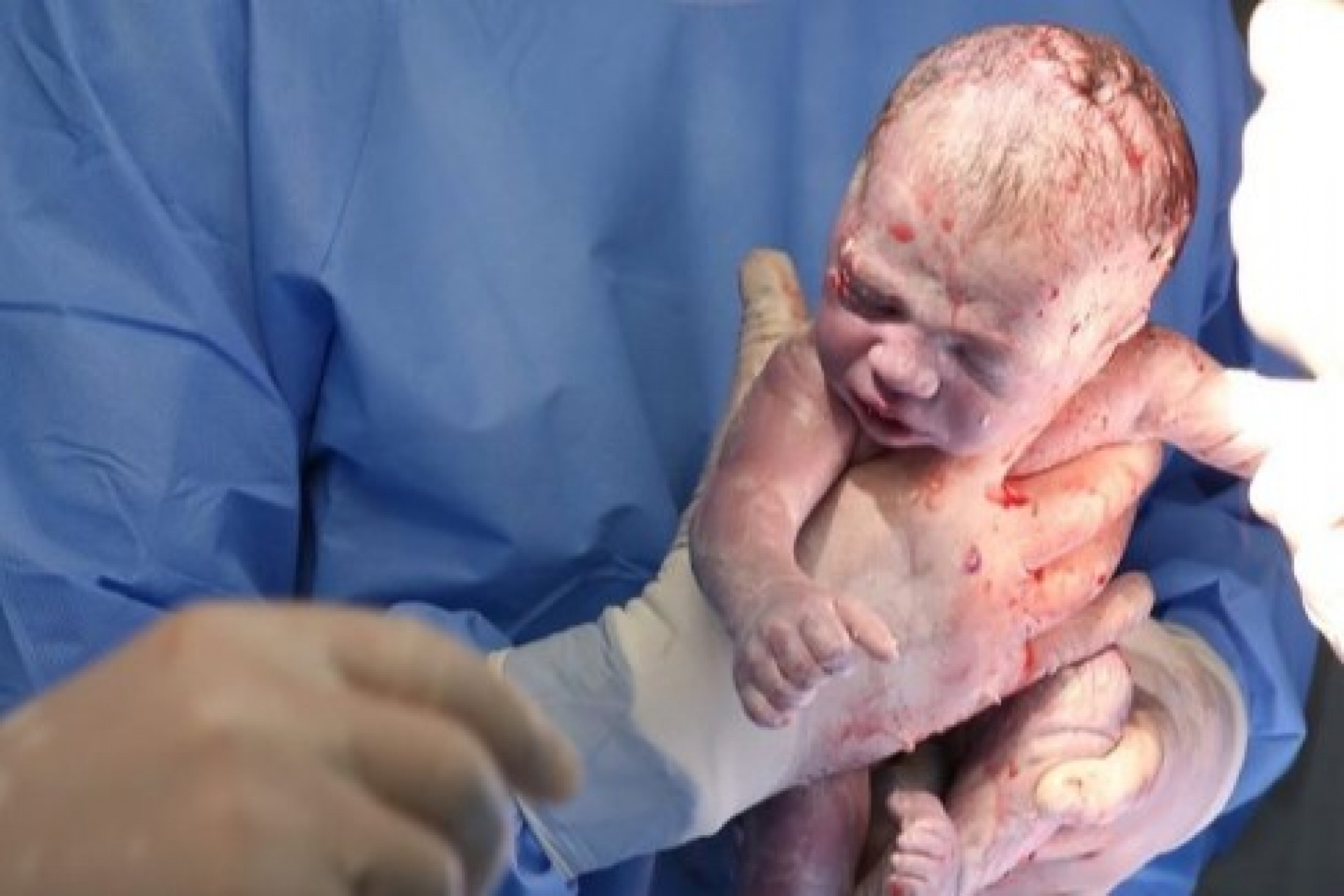 Juliano e Letícia Cazarré compartilham mais imagens do nascimento de Estêvão - Reprodução / Instagram