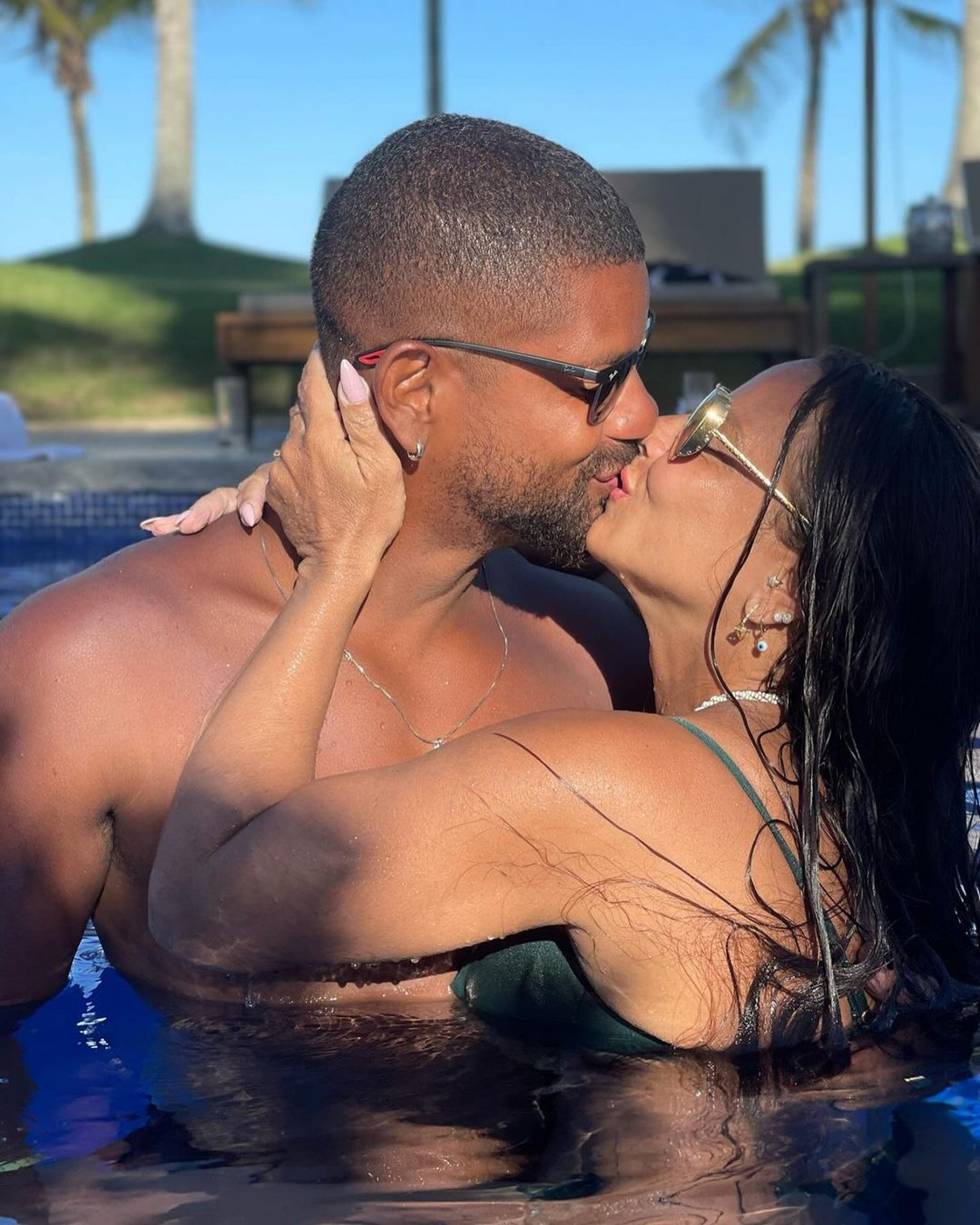 Viviane Araujo posa em clima de romance com o marido, Guilherme Militão - Reprodução