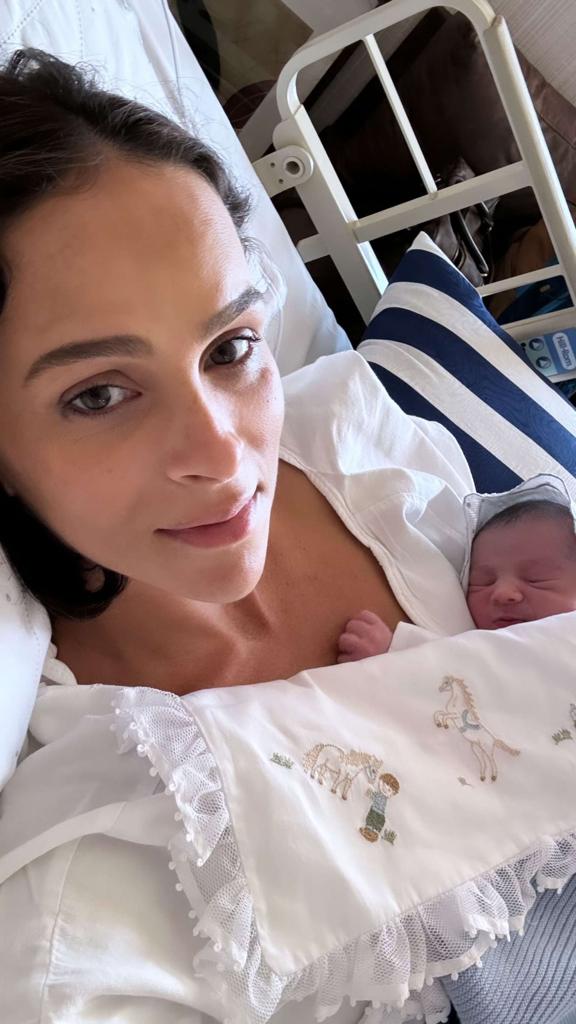 Juliano e Letícia Cazarré compartilham mais imagens do nascimento de Estêvão - Reprodução / Instagram