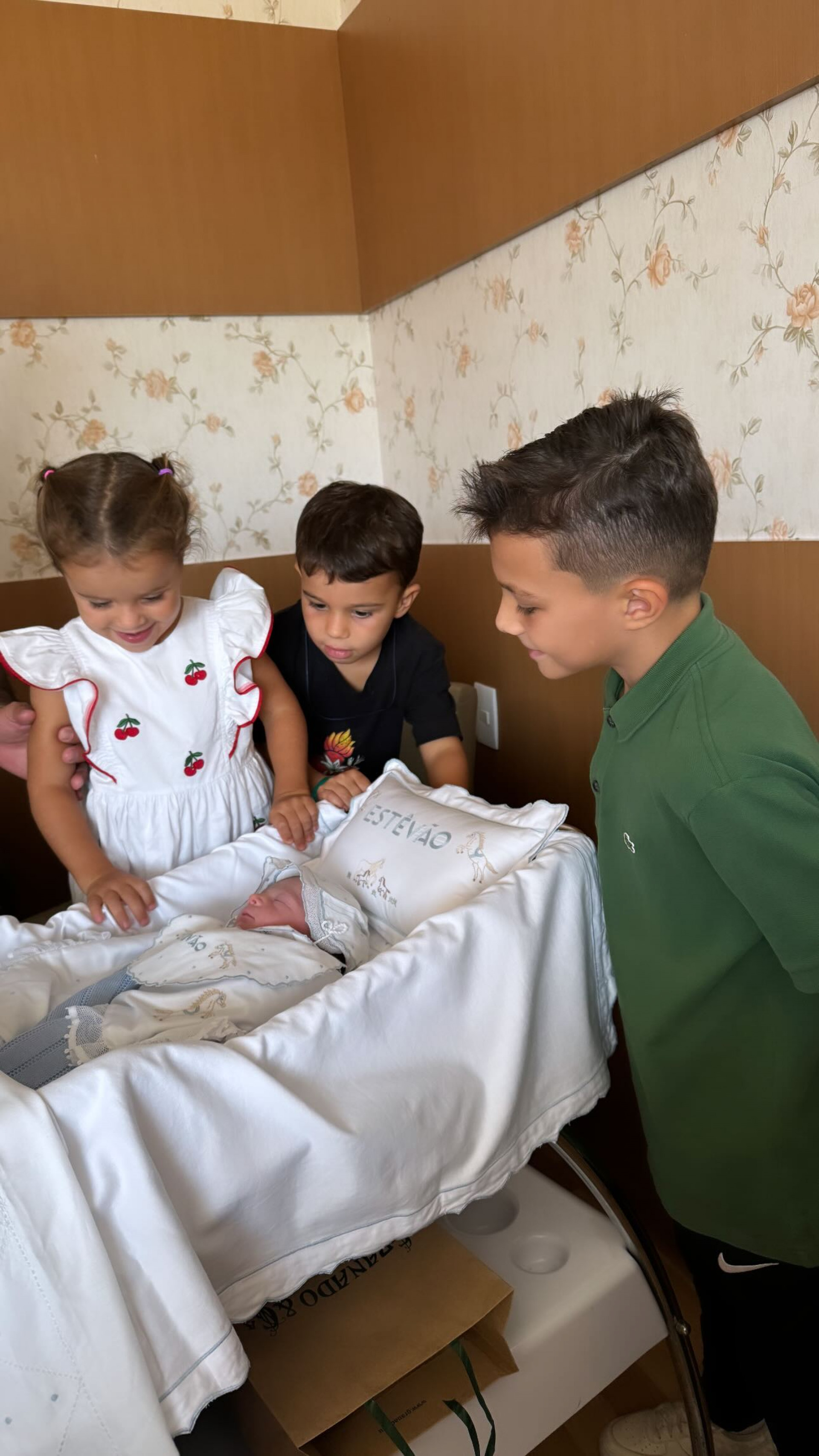 Juliano e Letícia Cazarré compartilham mais imagens do nascimento de Estêvão - Reprodução / Instagram