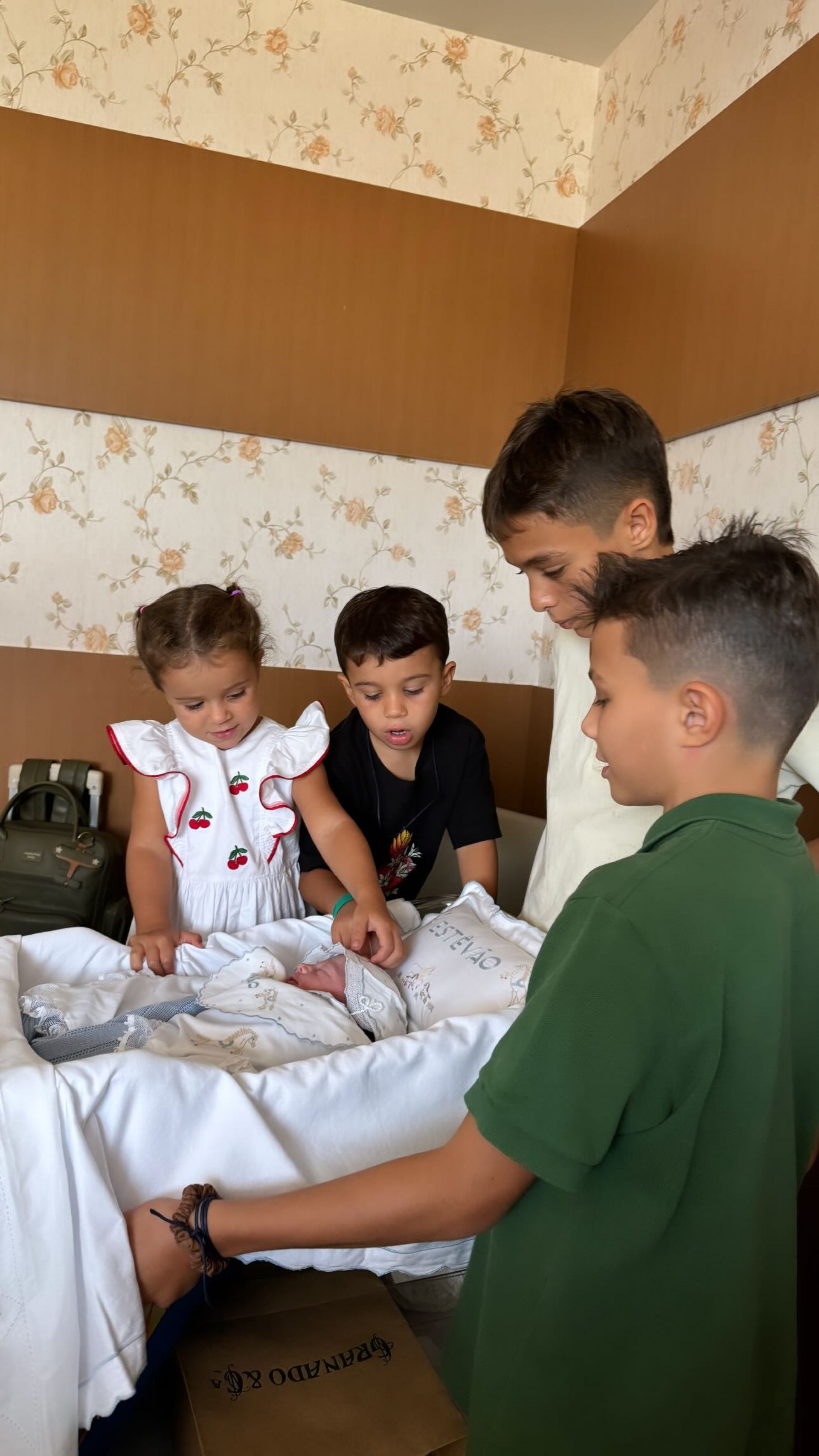 Juliano e Letícia Cazarré compartilham mais imagens do nascimento de Estêvão - Reprodução / Instagram