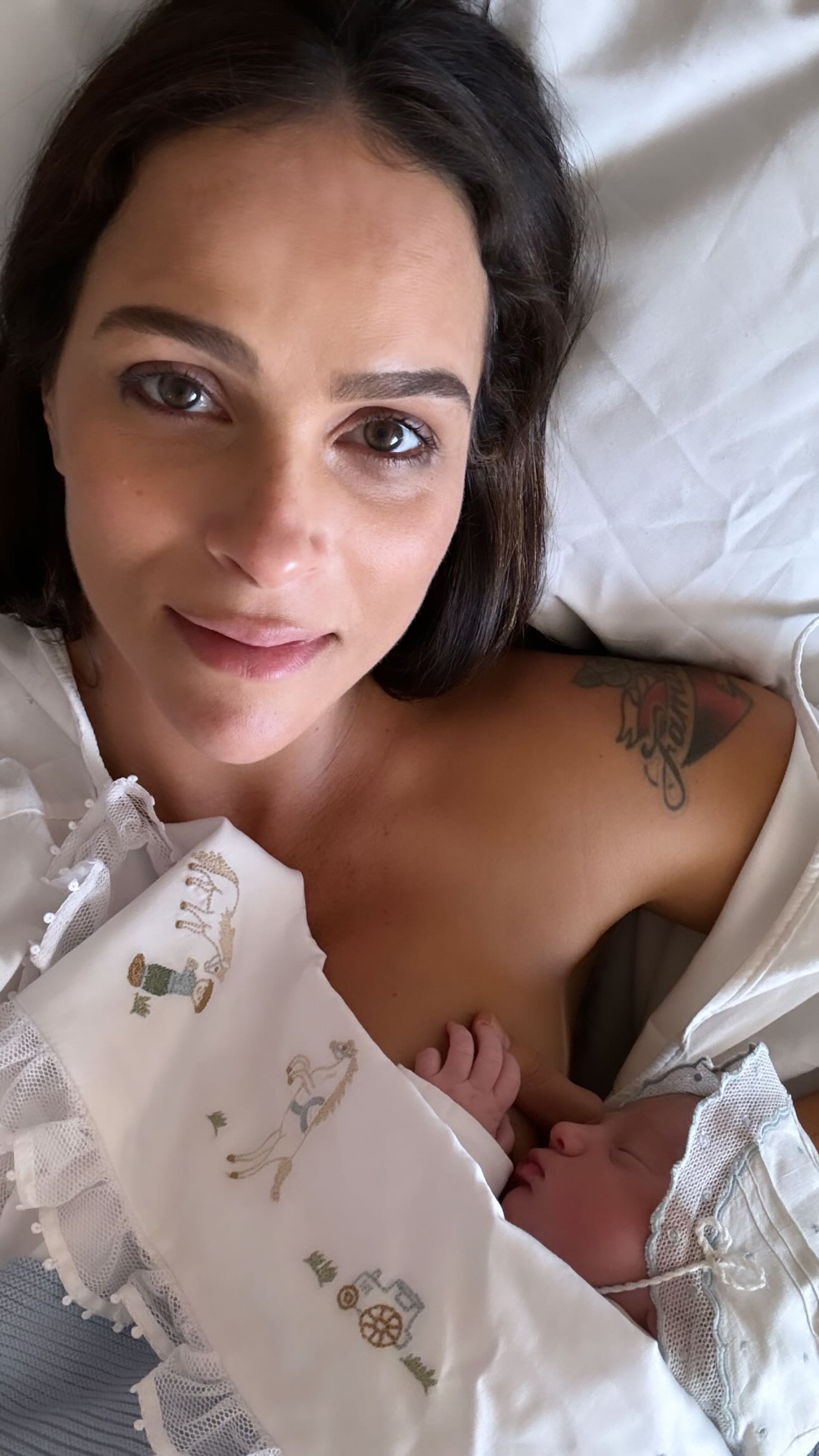 Juliano e Letícia Cazarré compartilham mais imagens do nascimento de Estêvão - Reprodução / Instagram