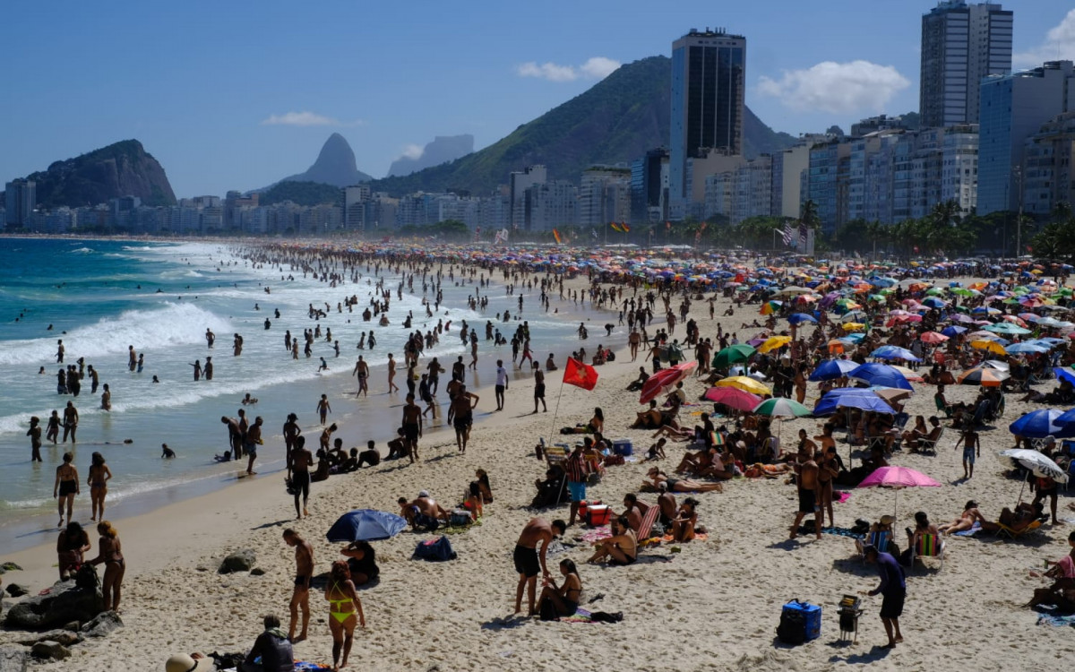 Praia do Leme lotada no domingo de sol