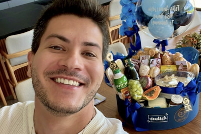 Arthur Aguiar celebra aniversário e afirma: 'Muitos erros, muitos acertos'