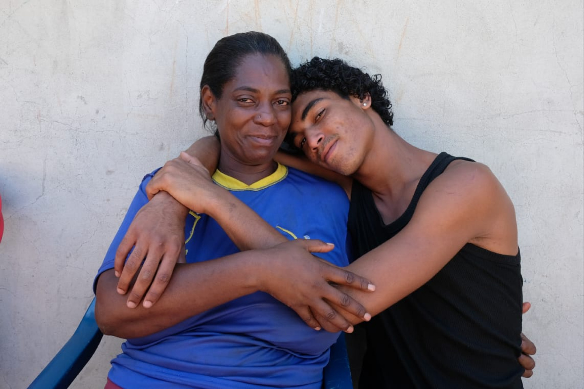 Dimaria Bispo dos Santos, 48, foi arrastada pela água, mas conseguiu ser resgatada pelo filho, Andrey Tomaz Bispo, 19 - Pedro Ivo/Agência O Dia