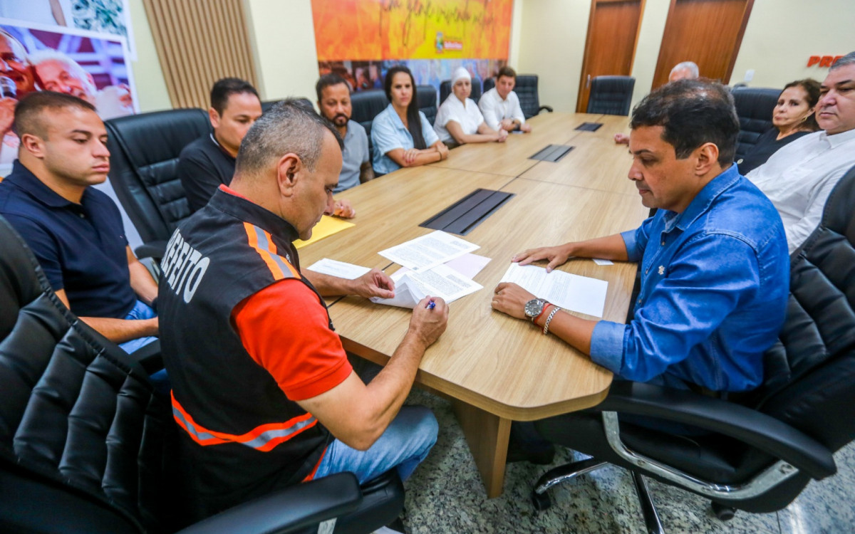 Prefeito Waguinho assina o recebimento dos cartões para utilizar os recurso do Governo Federal