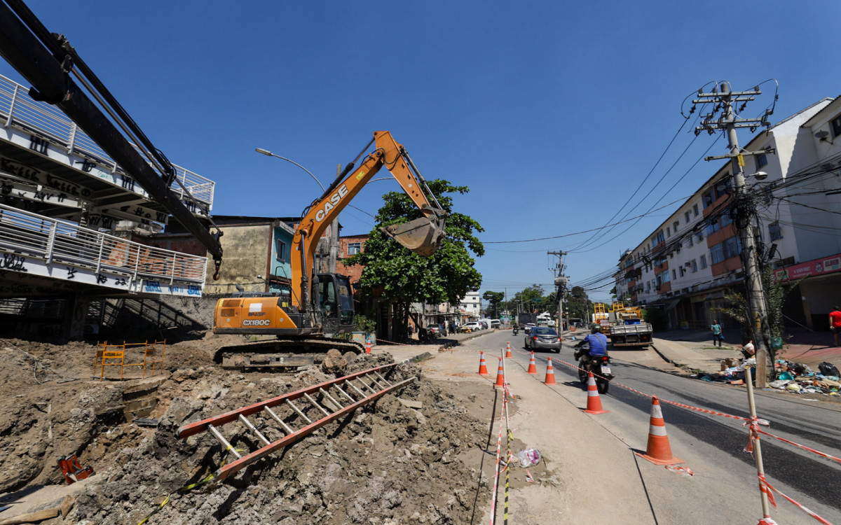 Águas do Rio segue trabalhando para consertar a adutora que se rompeu em Coelho Neto e destruiu casas na região, nesta segunda-feira (04).