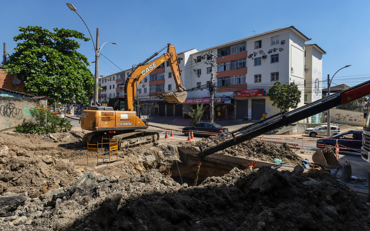 Águas do Rio segue trabalhando para consertar a adutora que se rompeu em Coelho Neto e destruiu casas na região, nesta segunda-feira (04).