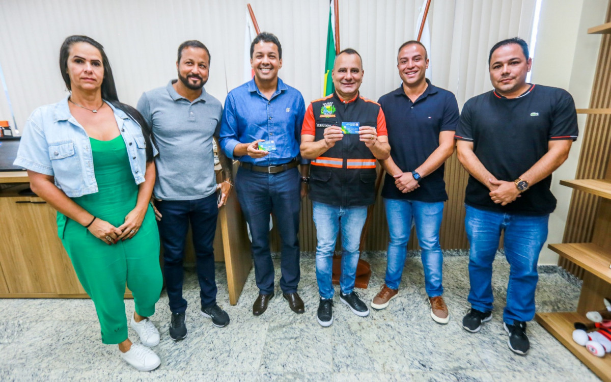 Whélen Leite e prefeito Waguinho exibem os cartões ao lado dos secretários Tati Ervite, Matheus Carneiro e Renatinho