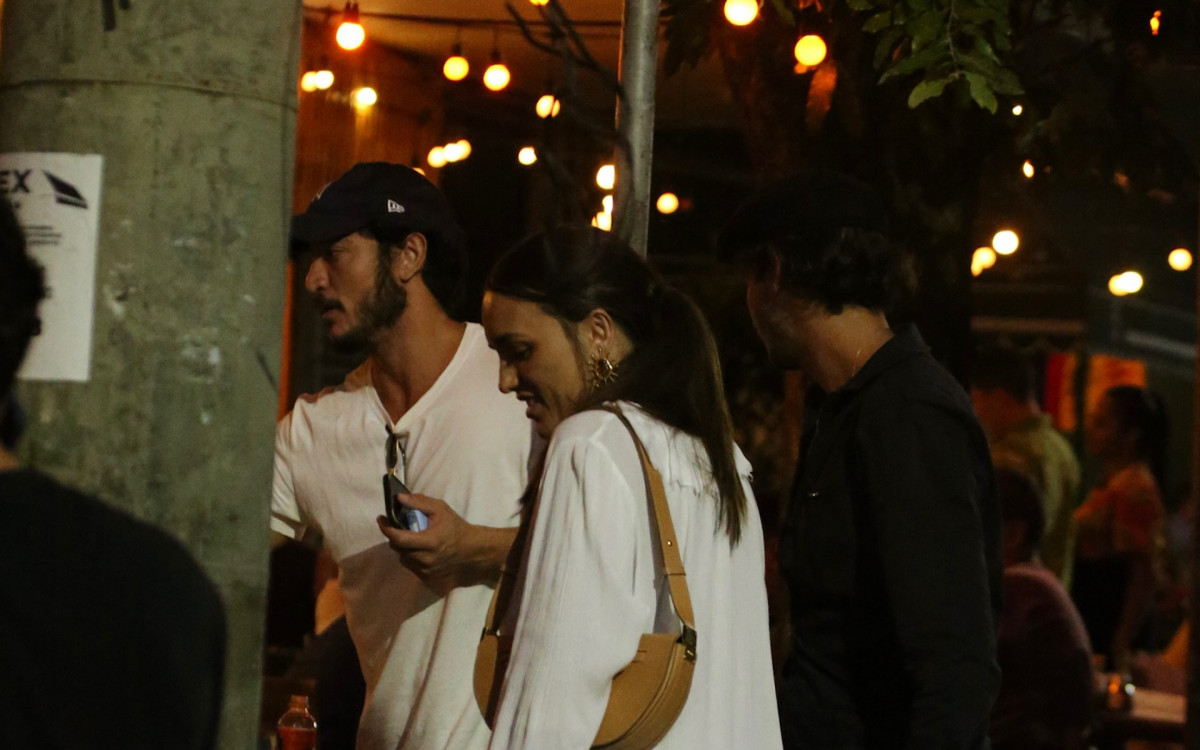 Rafa Kalimann e Allan Souza são clicados em bar da Zona Sul