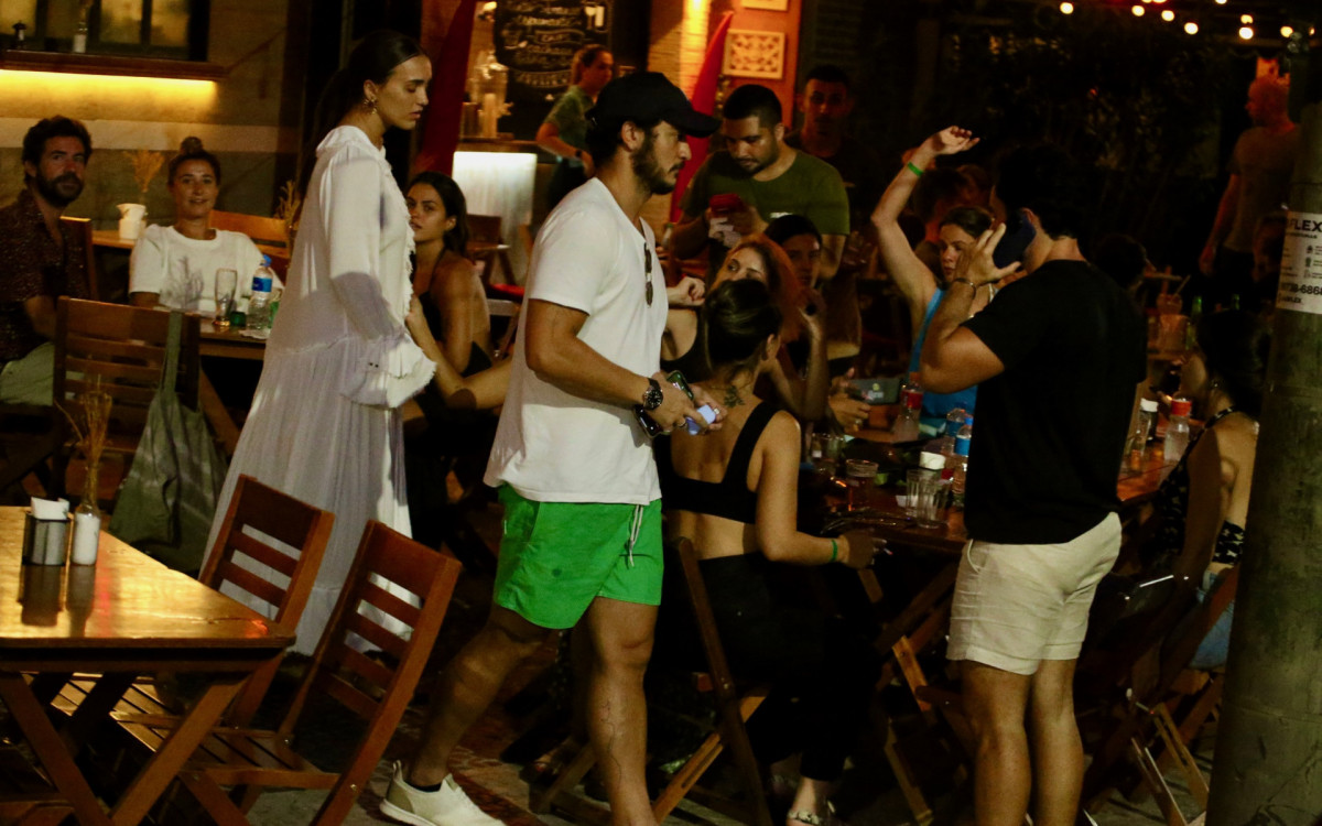 Rafa Kalimann e Allan Souza são clicados em bar da Zona Sul