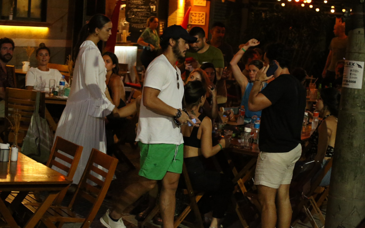 Rafa Kalimann e Allan Souza são clicados em bar da Zona Sul